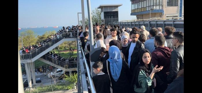 Metrobüs duraklarında izdiham Vatandaşlar kalabalık nedeniyle