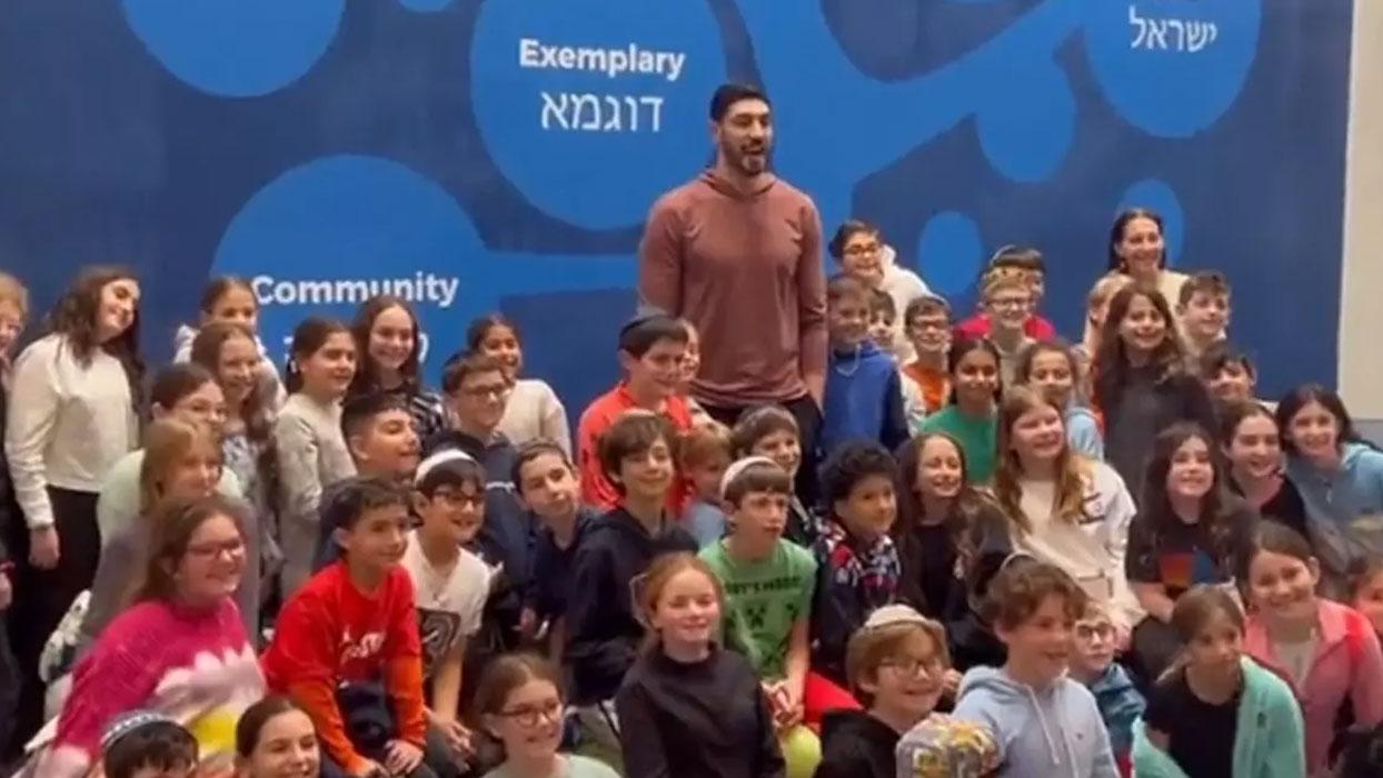 FETÖ'den İsrail'e destek ziyareti: Terörist Enes Kanter, Yahudi okulunda