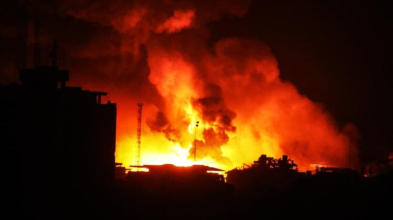 İsrail, Gazze'ye bir saatten az sürede 100'den fazla hava saldırısı  düzenledi