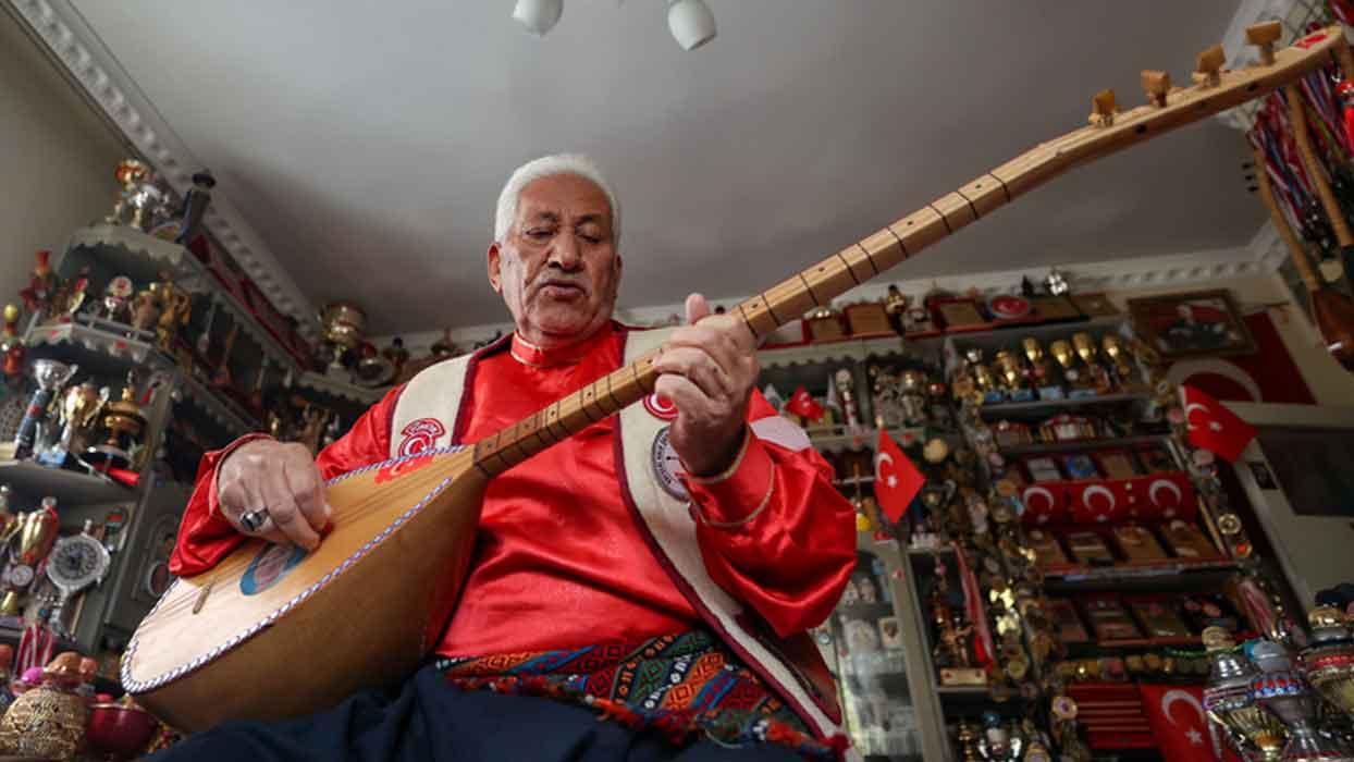 Bağlamaya ve kavala gönül veren aşık Mahrumi, hatıralarını evinin odasında yaşatıyor