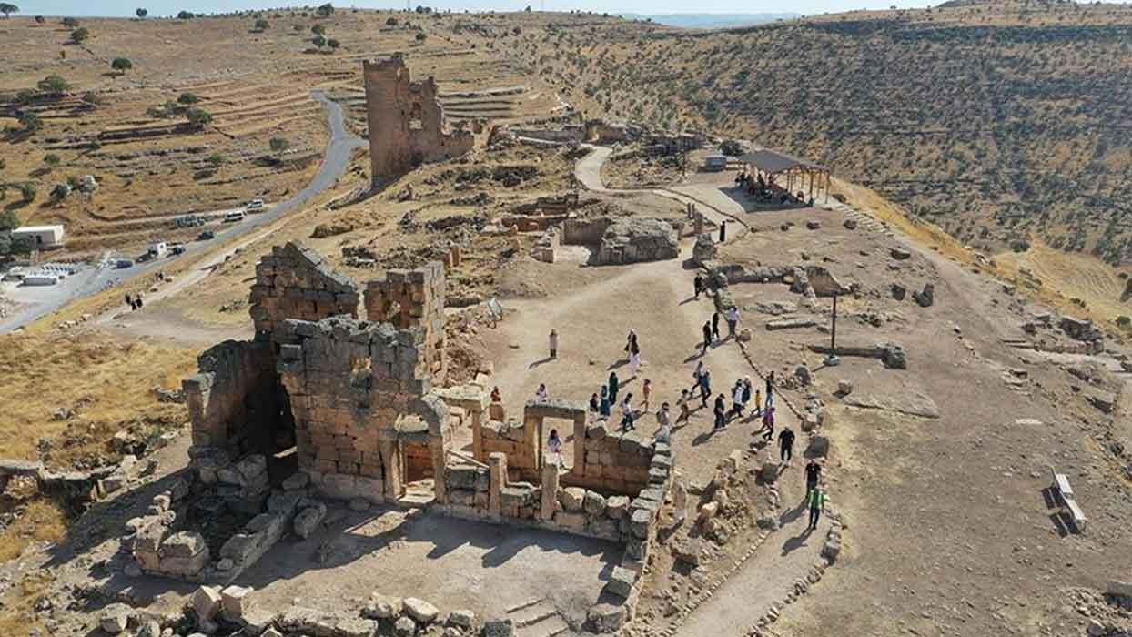 Diyarbakır'daki Zerzevan Kalesi'nde 1900 yıllık Mithras Tapınağı'nın anıtsal kapısına ulaşıldı