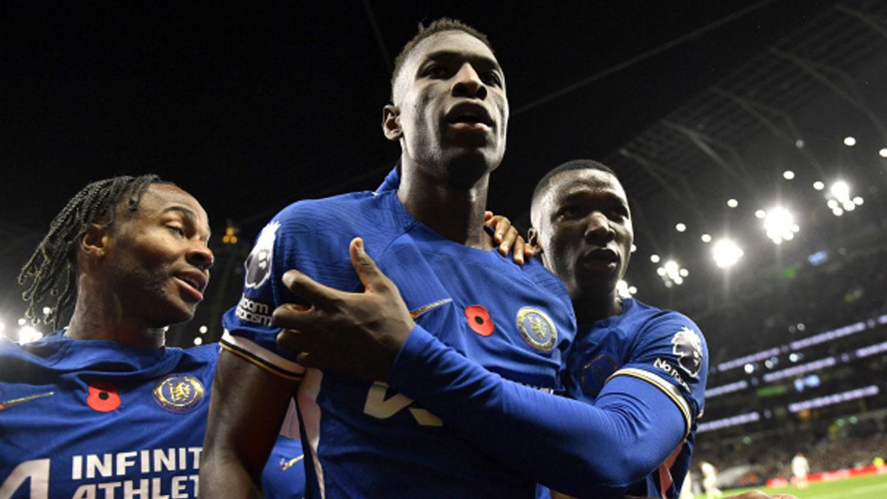 Chelsea Tottenham'ı liderlikten indirdi