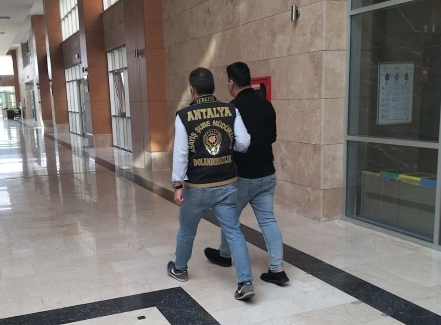 Kendilerini polis ve savcı olarak tanıtıp dolandırıcılık yapan 2 şüpheli tutuklandı