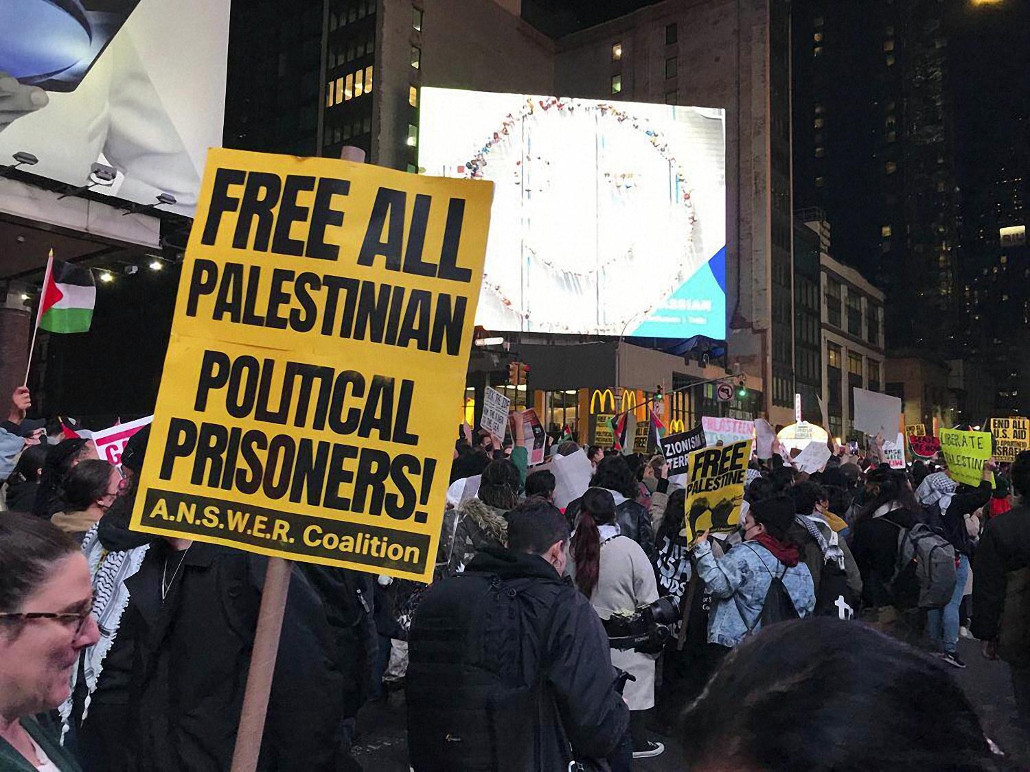 ABD'de İsrail'i destekleyen bakanlık ve New York Times protesto edildi