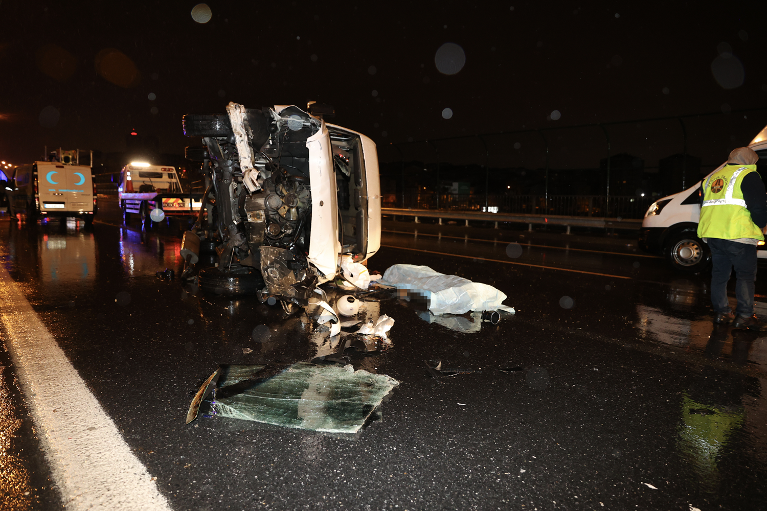 Bağcılar'da bariyere çarpan minibüsün sürücüsü öldü