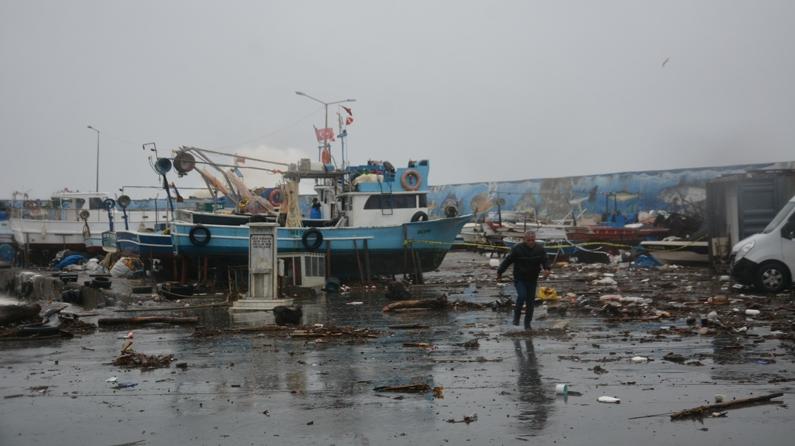 Kocaeli, Bartın, Sakarya ve Düzce'de sağanak ve kuvvetli rüzgar hayatı olumsuz etkiliyor