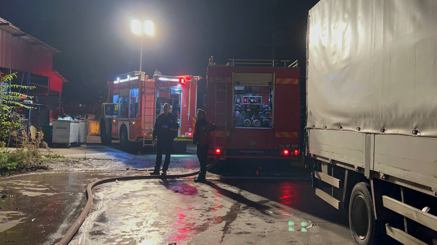 Kocaeli'de galvaniz fabrikasında korkutan yangın