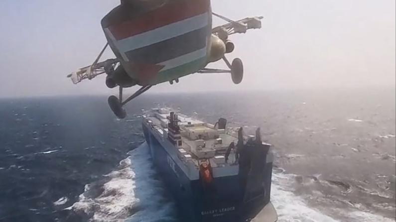 Şok görüntüler! Husiler Kızıldeniz'de İsrail gemisini böyle ele geçirdi