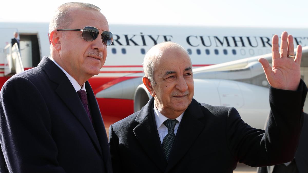 Cezayir'de kritik temas! Cumhurbaşkanı Erdoğan resmi törenle karşılandı