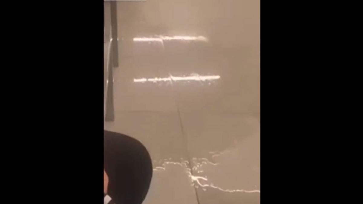 Metro duraklarında şemsiyeli önlem