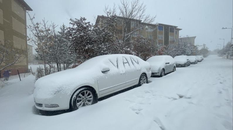Van'da 142 yerleşim biriminin yolu kardan kapandı