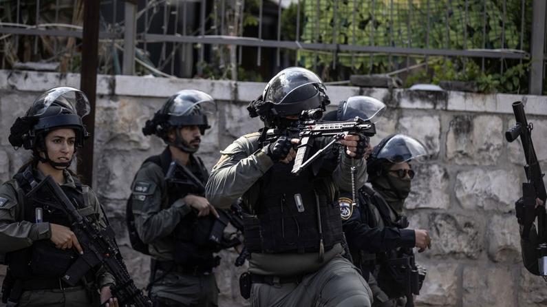 I soldati israeliani hanno sparato alla testa a un padre palestinese disarmato accanto a sua figlia.