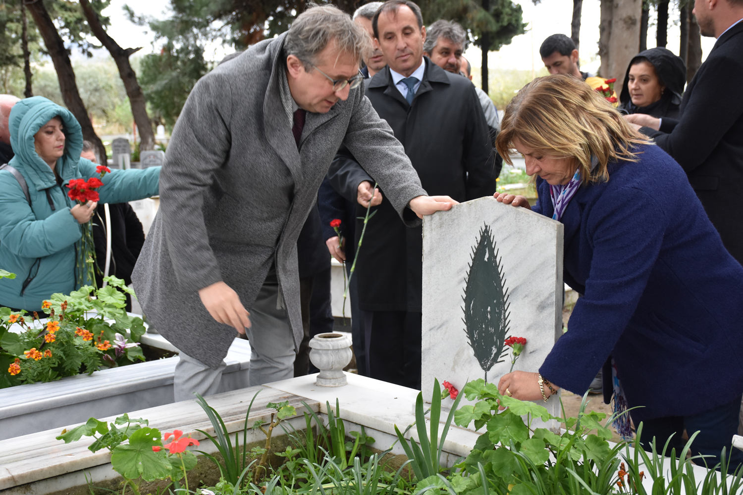 Şehit öğretmen Neşe ile babası mezarı başında anıldı