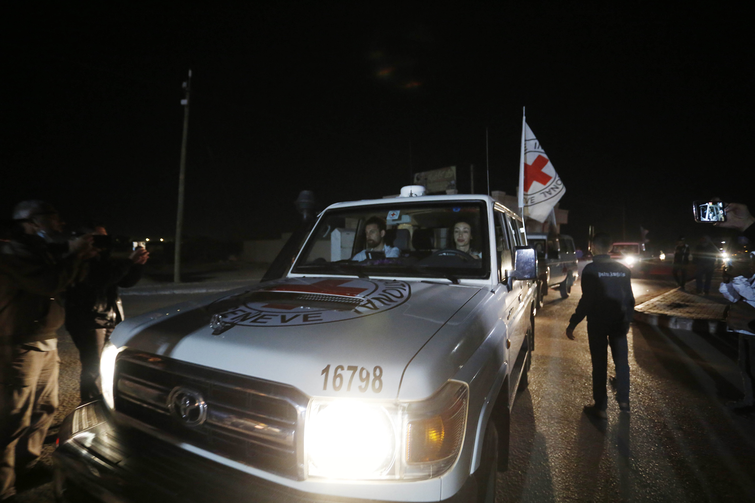 Hamas, İsrailli esirleri Kızılhaç yetkililerine teslim etti