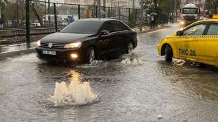 Küçükçekmece'de rögarlar taştı, yollar göle döndü