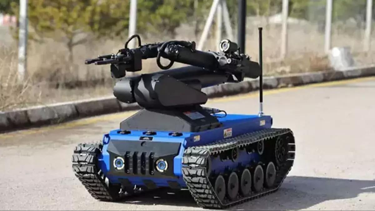 Şüpheli çanta bomba imha robotu ile patlatıldı: içinden elbise çıktı