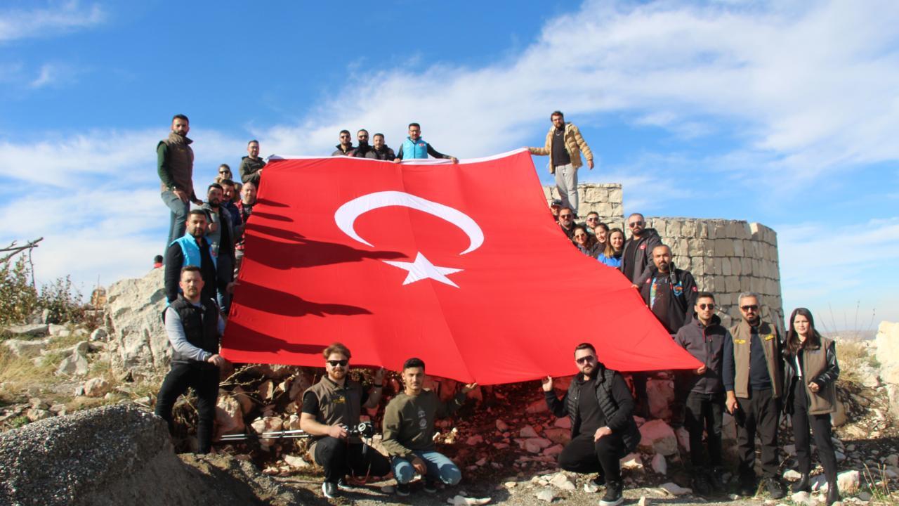 Off-Road pilotları terörden temizlenen Gabar Dağı'nda Türk bayrağı açtı