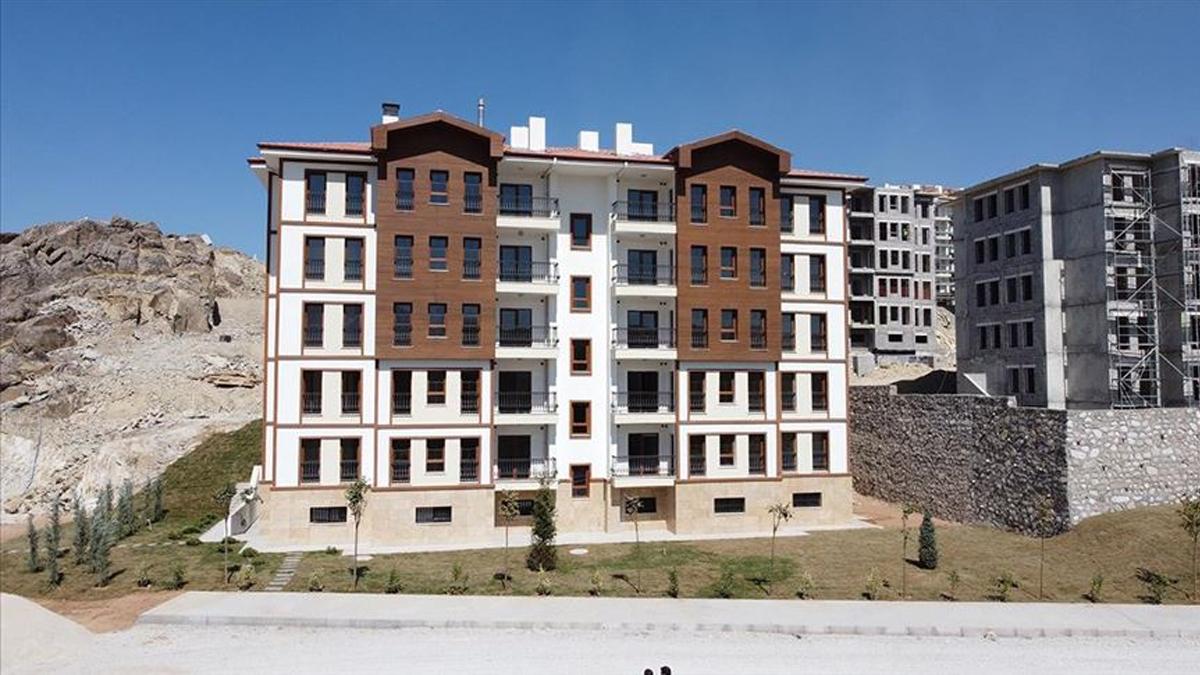 Malatya'da 4 bin konut sahipleri ile buluşuyor