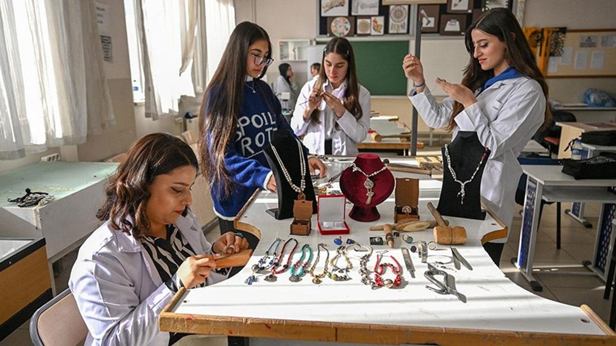 Van'ın "CEVHER" kızları, savat sanatını gelecek nesillere aktaracak