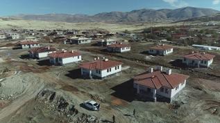 Malatya Doğanşehir'de köy tipi afet evlerinin inşası sürüyor