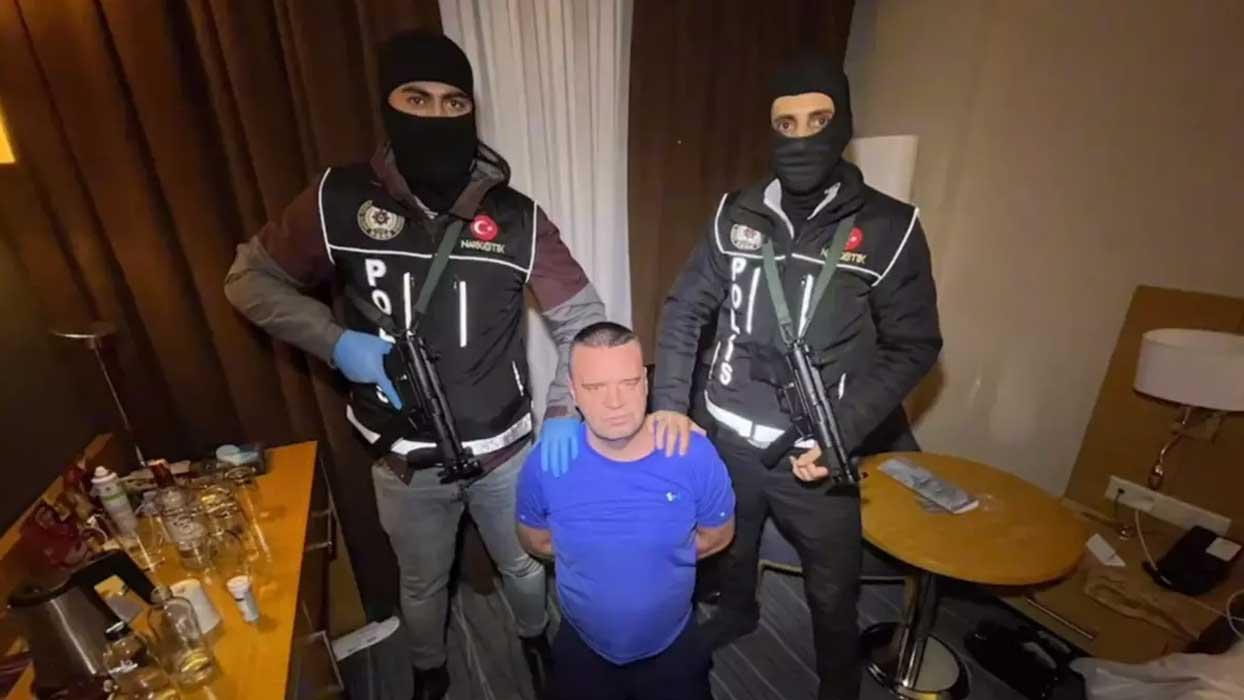 Bakan Yerlikaya: Interpol Kırmızı Bülteni ile aranan Shaun Monaghan İstanbul'da yakalandı