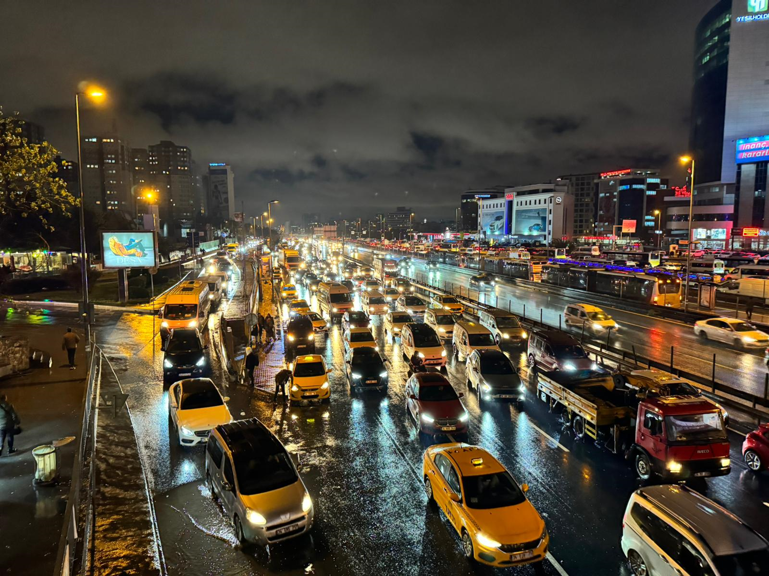 İstanbul trafiği kilit! Yoğunluk yüzde 89'a çıktı