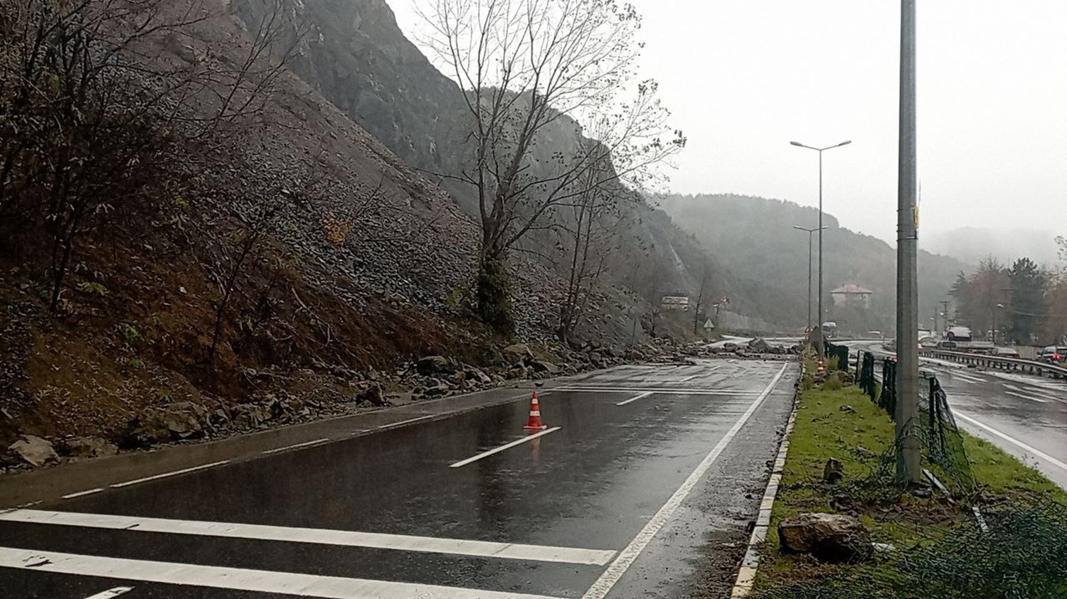 Zonguldak'ta ikinci büyük heyelan: İş makineleri göçük altında kaldı, yaralılar var