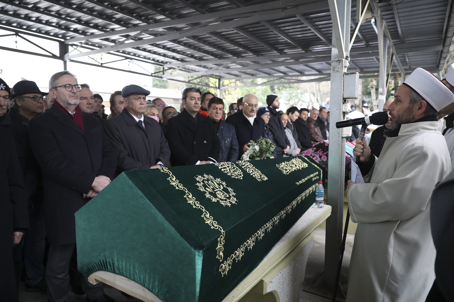 Devlet sanatçısı Prof. Dr. Nevzat Atlığ son yolculuğuna uğurlandı