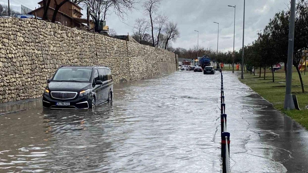 Florya Sahil yolunda rögarlar taşınca araçlar yolda kaldı