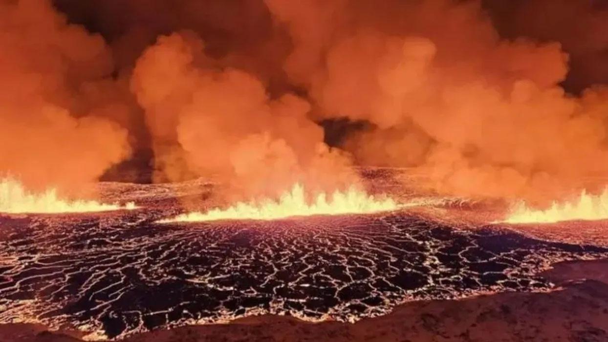 İzlanda'da haftalardır süren depremlerin ardından yanardağ patladı