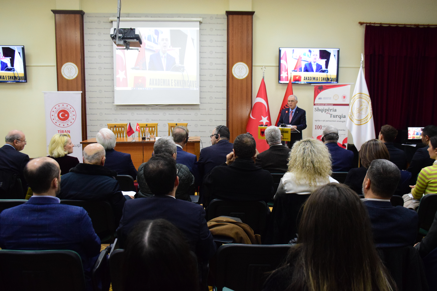 Arnavutluk ve Türkiye arasında 100 yıllık diplomatik ilişkiler konulu konferans düzenlendi