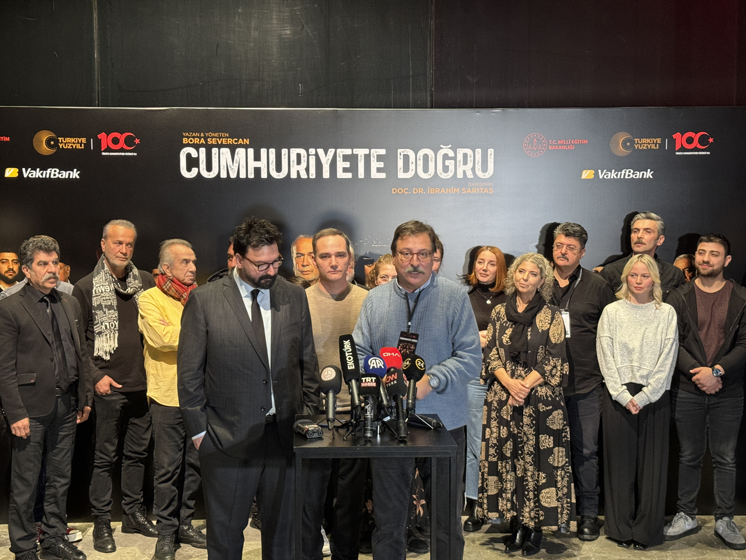 "Cumhuriyet'e Doğru" adlı tiyatro oyunu Zorlu PSM'de sahnelendi