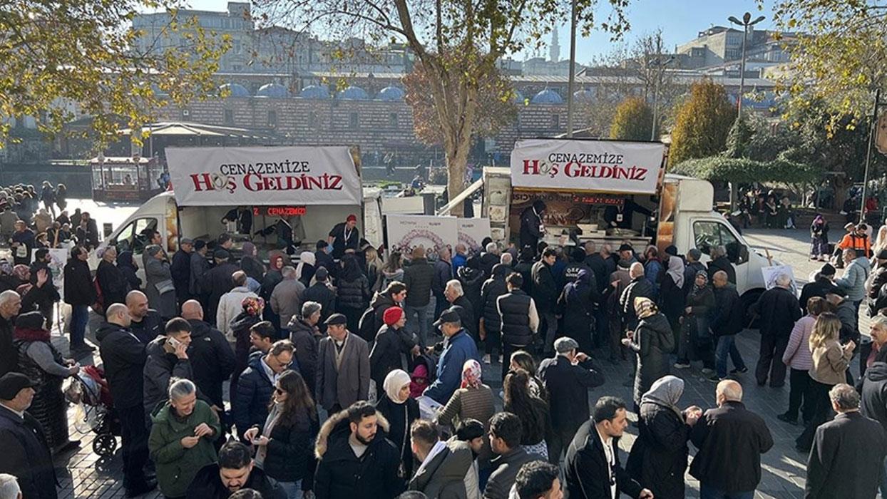"Cenazemize Hoş Geldiniz" filminin ekibi Eminönü'nde tavuklu pilav ile lokma dağıttı