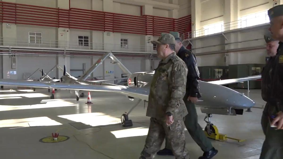Orgeneral Bayraktaroğlu, T-129 ATAK, T-70 ve TB-2 Bayraktar İHA'yı inceledi