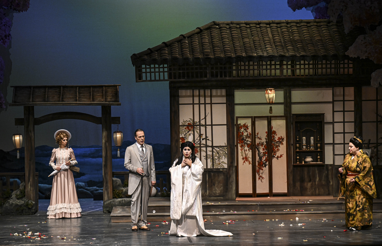 Madama Butterfly operası, prömiyer öncesi sanatsever öğrenciler için perdelerini açtı