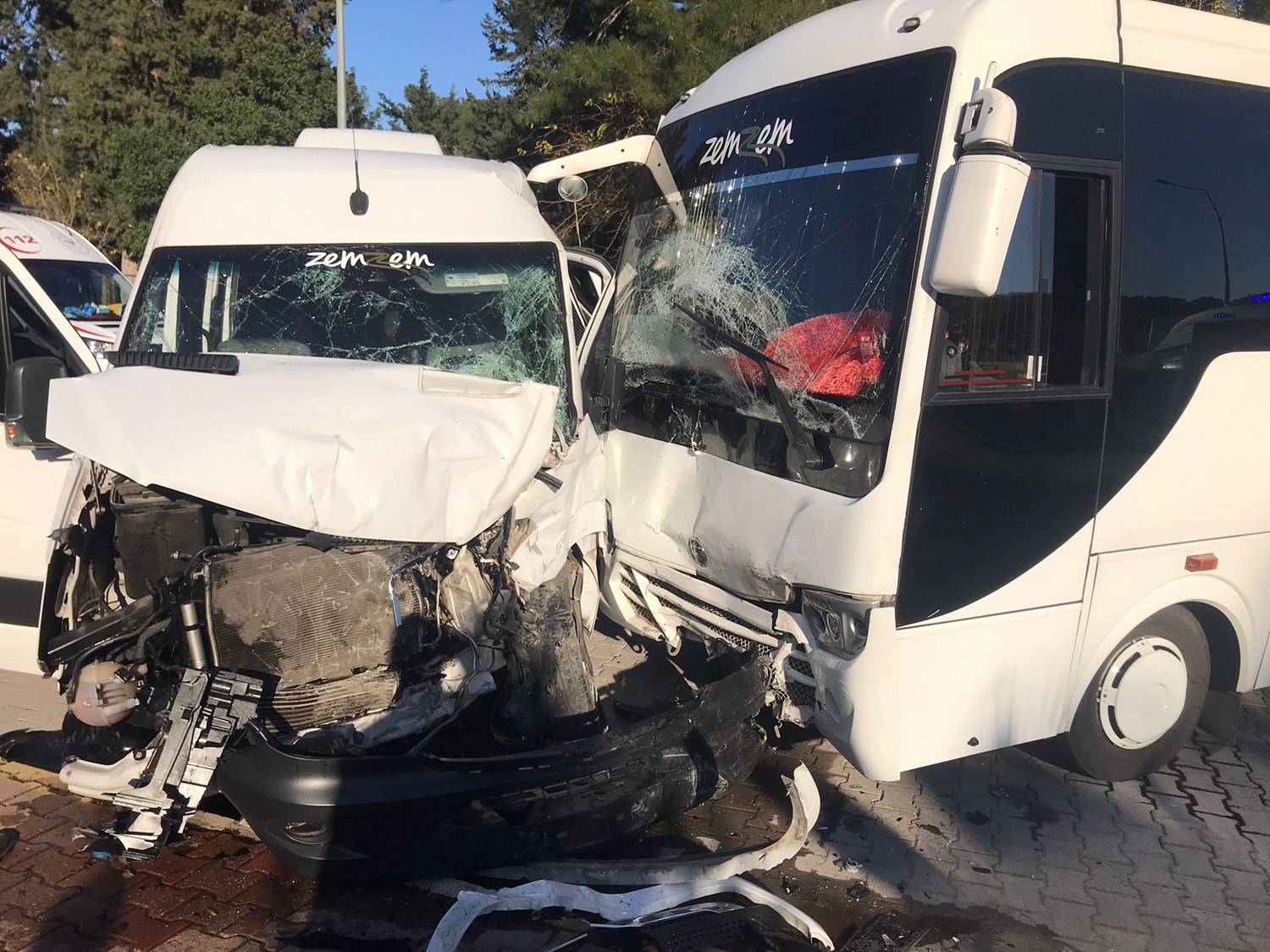 Midibüs ve servis arabası kafa kafaya çarpıştı: 9 yaralı