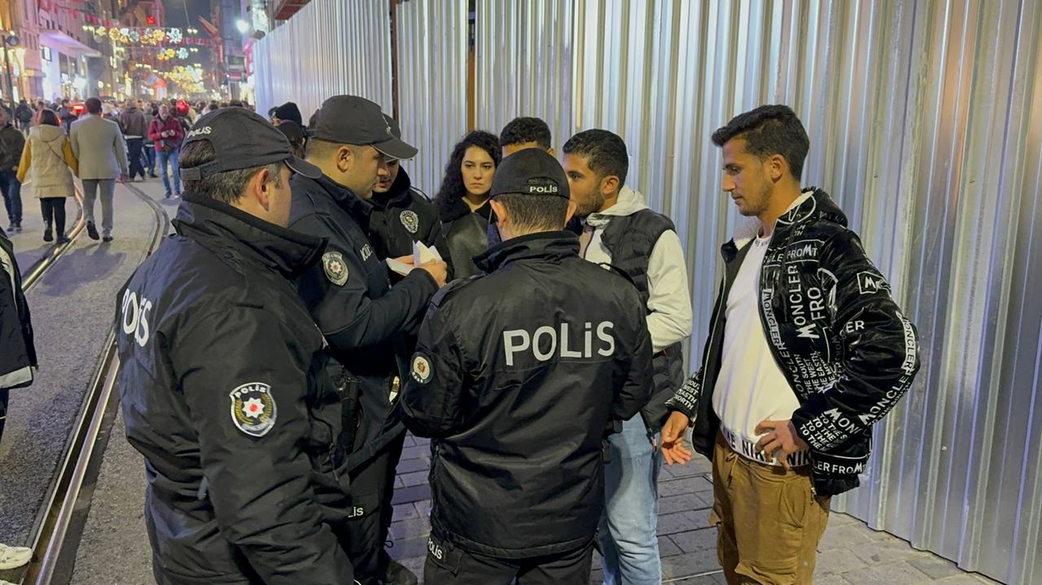 Beyoğlu'nda helikopter destekli "düzensiz göçmen" denetimi