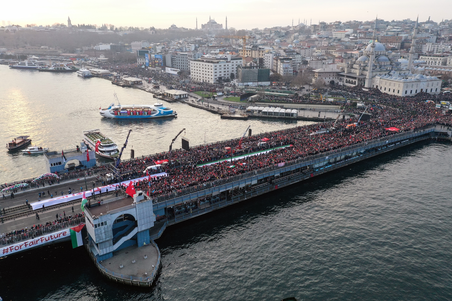 ''Şehitlerimize Rahmet, Filistin'e Destek, İsrail'e Lanet'' için yüz binler Galata Köprüsü'nde buluştu