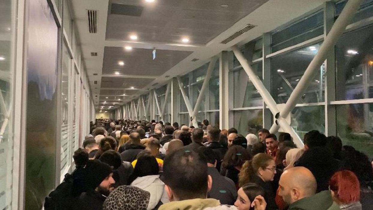 Sarp Sınır Kapısı'nda yılbaşı mesai: Gürcistan'a gitmek isteyenler yoğunluk oluşturdu