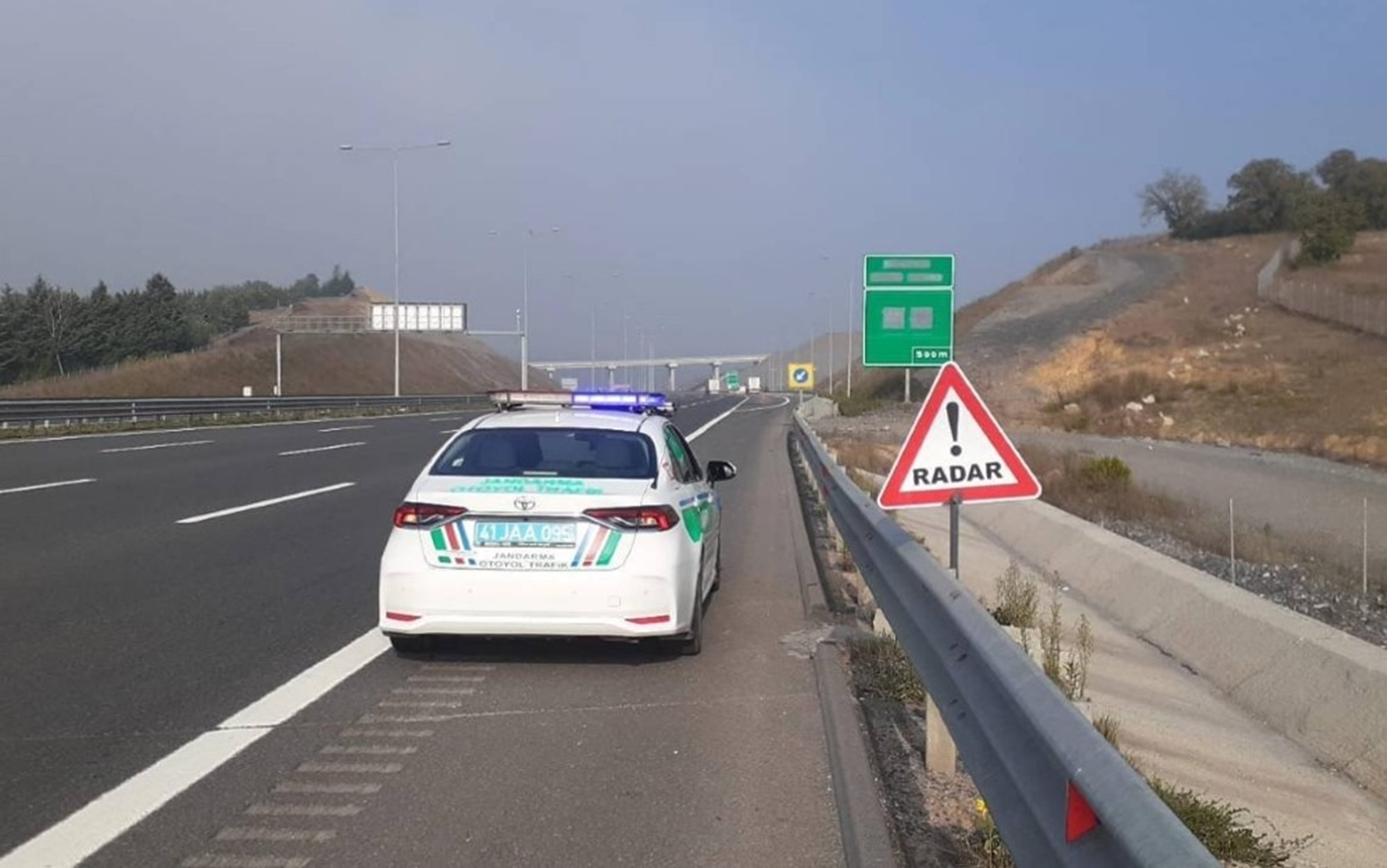 Kuzey Marmara Otoyolu'nda hız sınırını ihlal eden sürücülere 13 milyon 249 bin 523 lira ceza