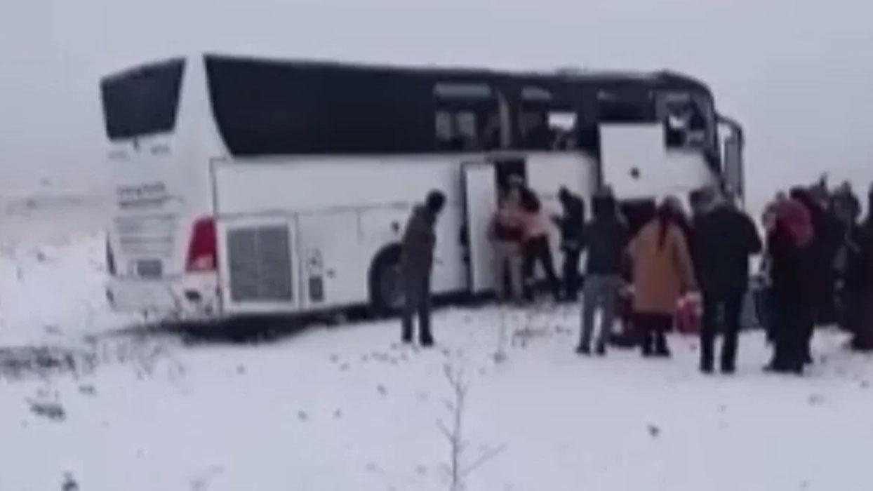 Kars'ta feci kaza! Yolcu otobüsü kontrolden çıktı: Ölü ve yaralılar var