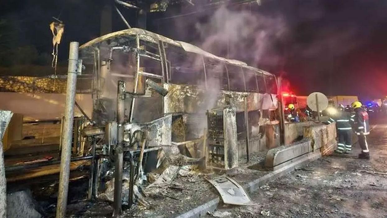 Adana'da feci kaza! Yolcu otobüsü gişe bariyerine çarparak alev aldı: 6 yaralı