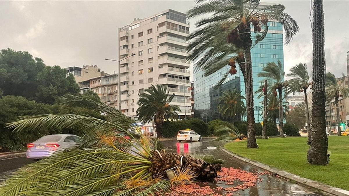 İzmir'de kuvvetli rüzgar ve sağanak hayatı olumsuz etkiliyor