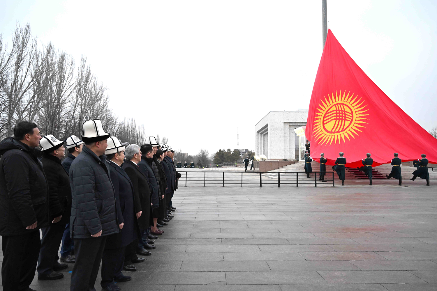 Kırgızistan'da tasarımında değişiklik yapılan ulusal bayrak, Bişkek'te göndere çekildi