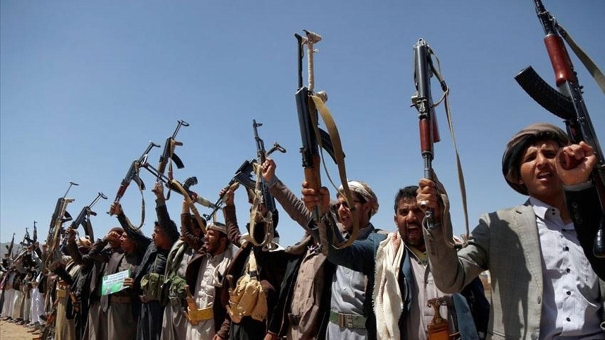 Yemen'deki Husiler Kızıldeniz'de bir ABD gemisini hedef aldıklarını duyurdu