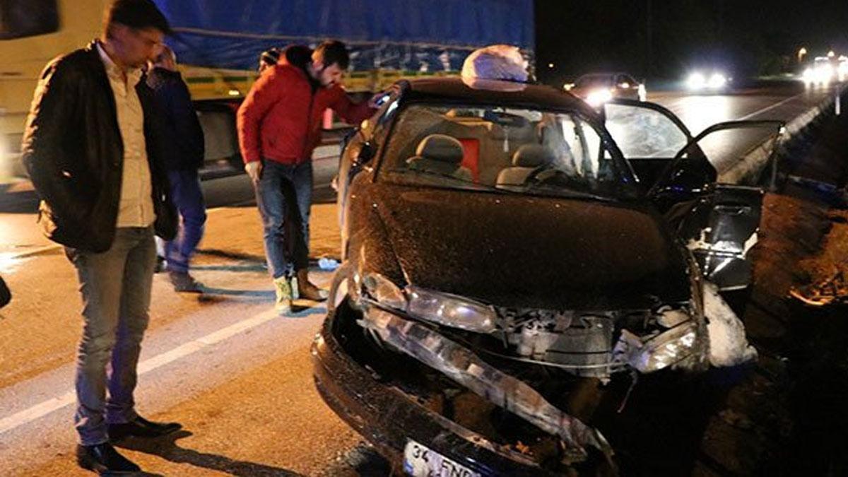 Sakarya'da iki otomobil çarpıştı: Araçta sıkışan yaralı itfaiye kurtardı