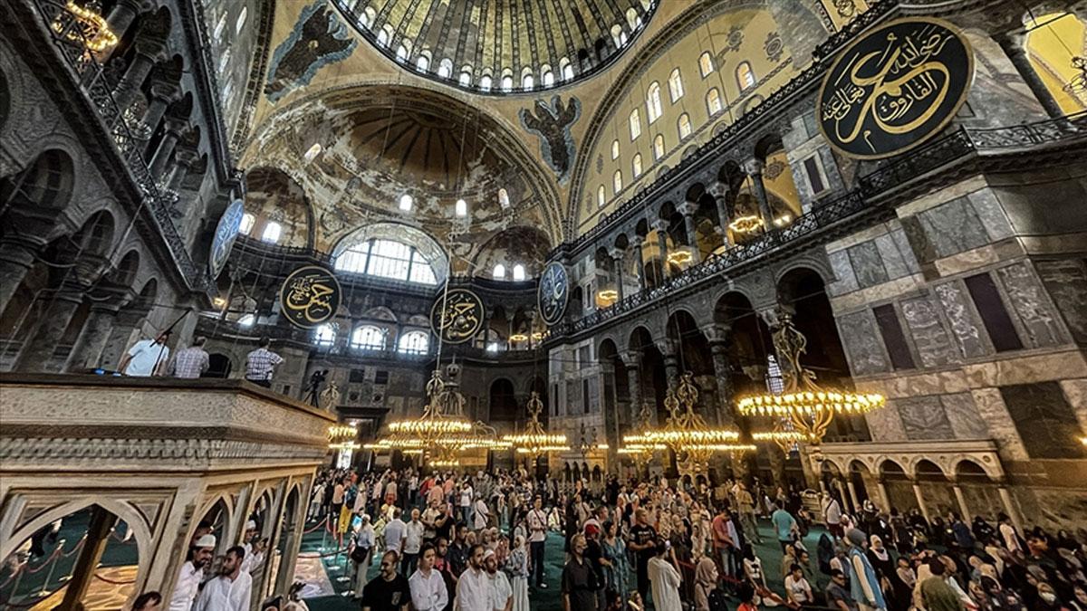 Ayasofya'da ibadet edenler ile ziyaretçiler artık ayrıştırılıyor