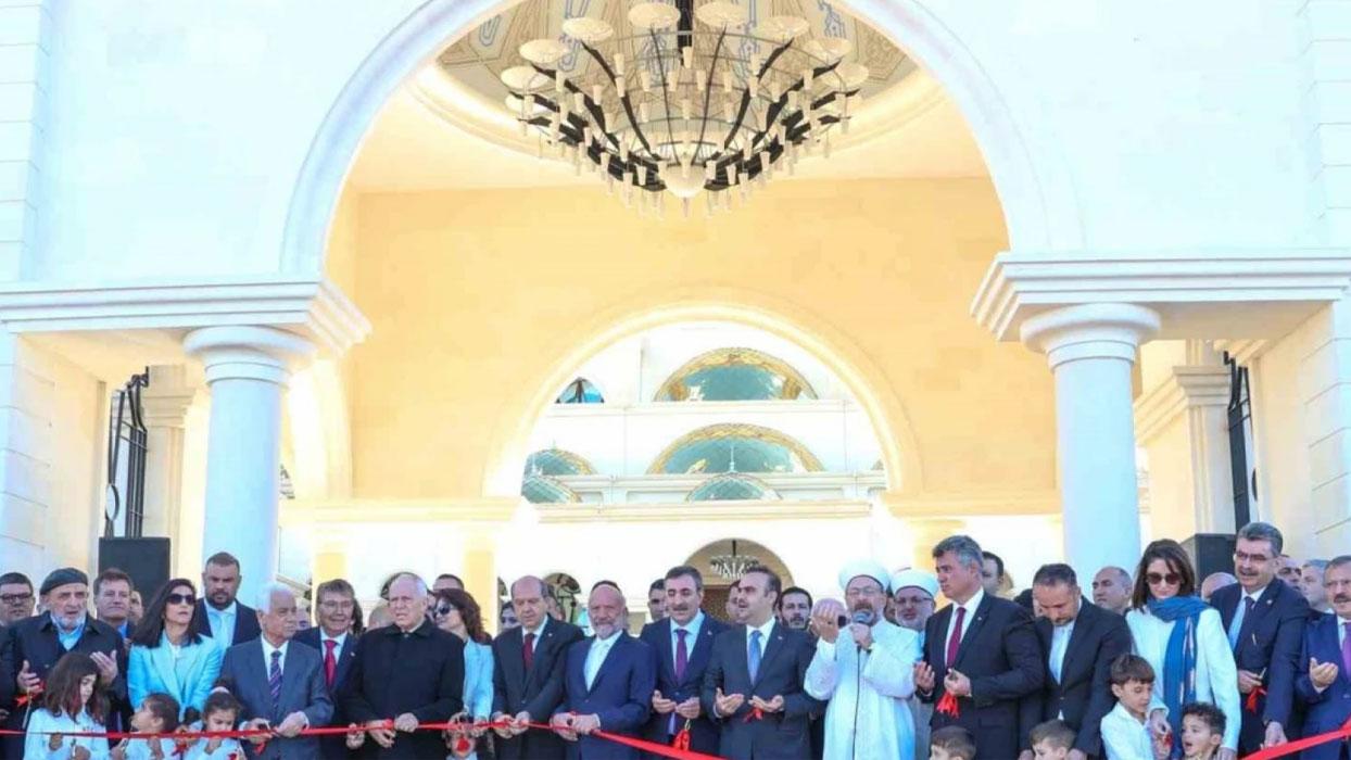 Kuzey Kıbrıs'ta klasik Osmanlı mimarisindeki 6 minareli cami ibadete açıldı
