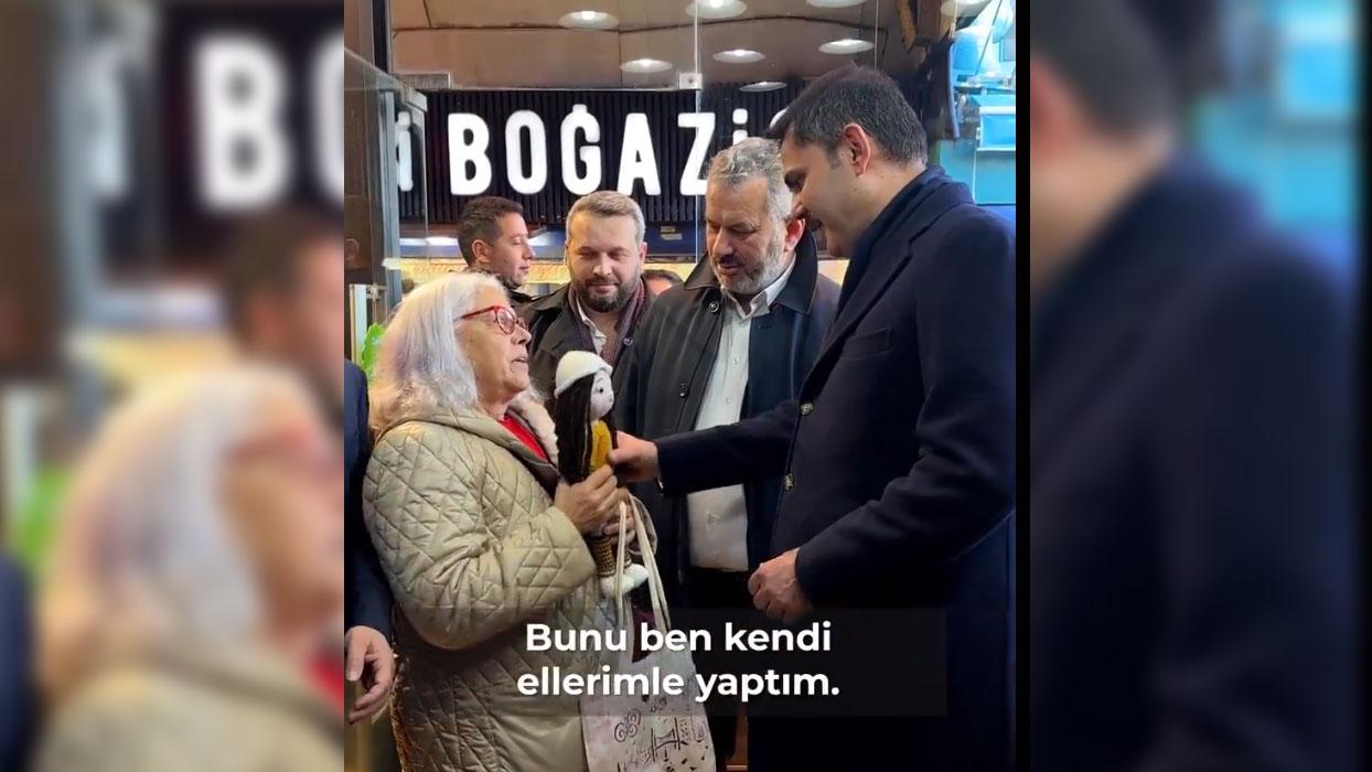 Elleriyle yaptığı oyuncak bebeği Kurum'un kızına hediye etti