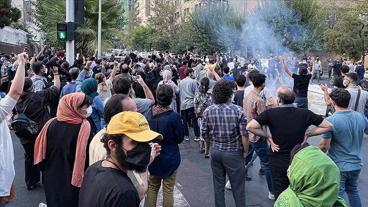 İran'ın Sistan-Beluçistan eyaletinde otoyolda ses bombası patladı